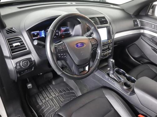 Photo 2 of 36 of 2017 Ford Explorer XLT