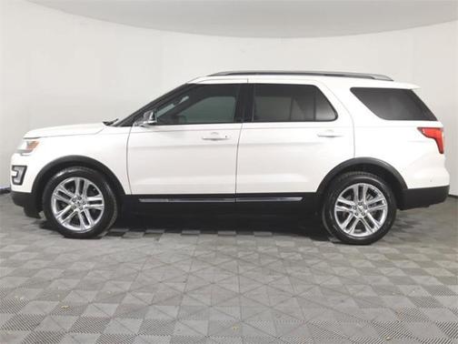Photo 3 of 36 of 2017 Ford Explorer XLT