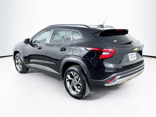 Mosaic Black Metallic 2025 Chevrolet Trax LT