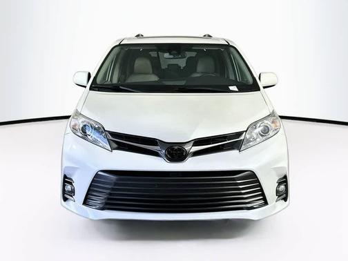 Blizzard Pearl 2020 Toyota Sienna XLE