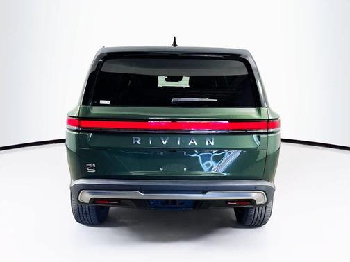 2025 Rivian R1S 