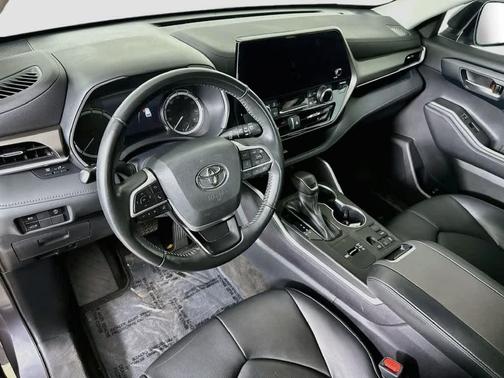 Magnetic Gray Metallic 2023 Toyota Highlander XLE