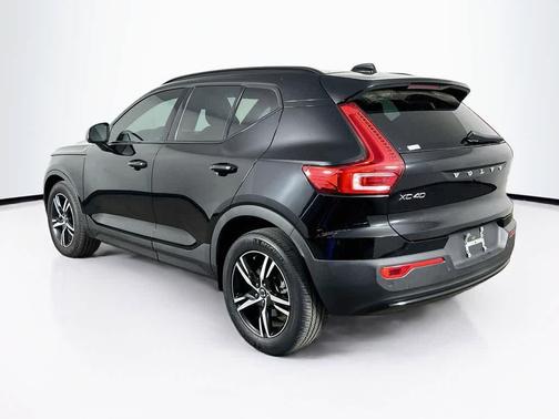 Onyx Black Metallic 2023 Volvo XC40 B5 Plus Dark Theme