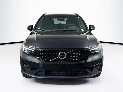 Onyx Black Metallic 2023 Volvo XC40 B5 Plus Dark Theme