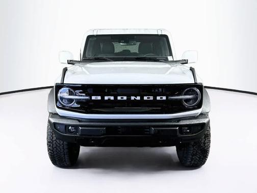 Oxford White 2026 Ford Bronco Outer Banks