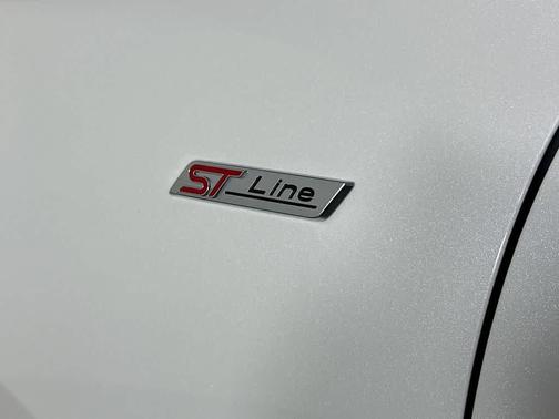 Star White Metallic Tri-Coat 2025 Ford Escape ST-Line