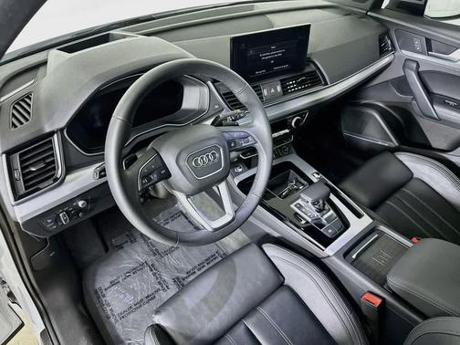 Glacier White Metallic 2023 Audi Q5 45 S line Prestige