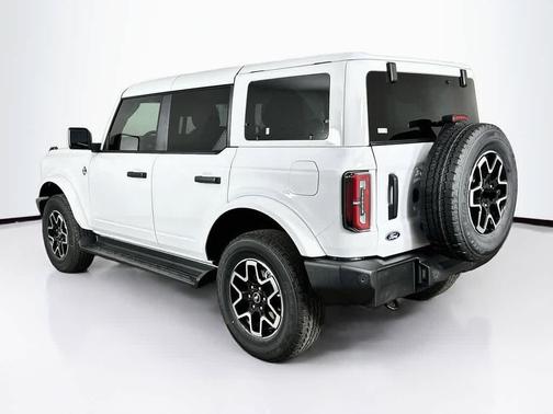 Oxford White 2026 Ford Bronco Outer Banks