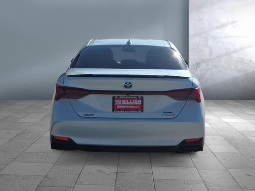 2019 Toyota Avalon Hybrid XSE
