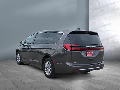 Granite Crystal Metallic Clearcoat 2023 Chrysler Pacifica Touring L