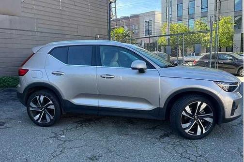 2023 Volvo XC40 B5 AWD Ultimate Bright