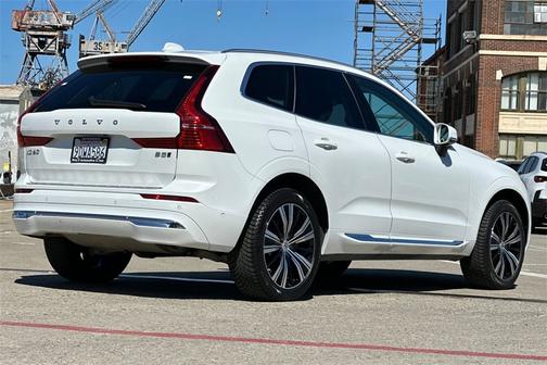 2023 Volvo XC60 B5 AWD Plus Bright