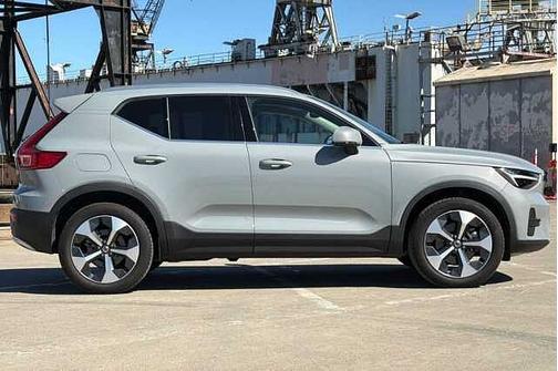 2025 Volvo XC40 Core