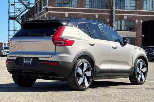 Bright Dusk 2023 Volvo XC40 Ultimate