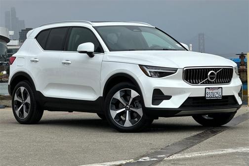 2025 Volvo XC40 B5 Core Bright Theme