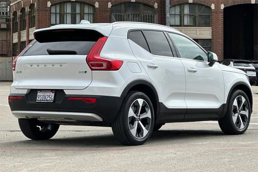 2025 Volvo XC40 B5 Core Bright Theme