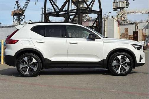 2025 Volvo XC40 Plus