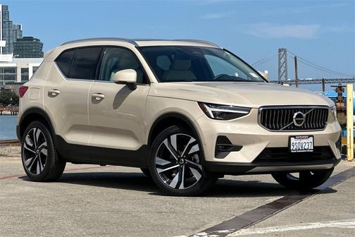 2025 Volvo XC40 B5 Plus Bright Theme