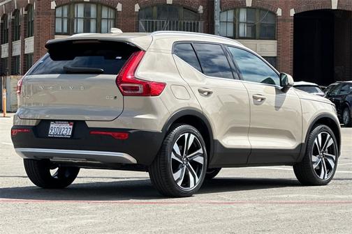 2025 Volvo XC40 B5 Plus Bright Theme