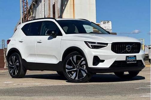 Crystal White 2024 Volvo XC40 Plus