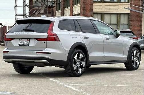 2025 Volvo V60 Cross Country Plus