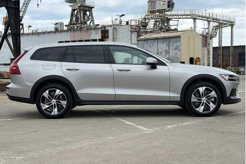 2025 Volvo V60 Cross Country Plus