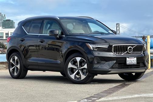 2025 Volvo XC40 B5 Plus Bright Theme