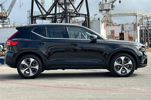 2025 Volvo XC40 B5 Plus Bright Theme