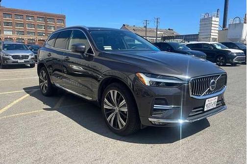 Platinum Grey 2023 Volvo XC60 Plus