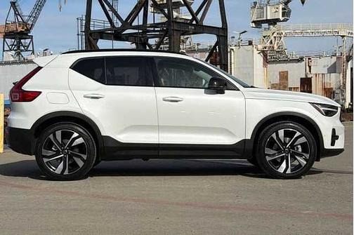 2025 Volvo XC40 Plus