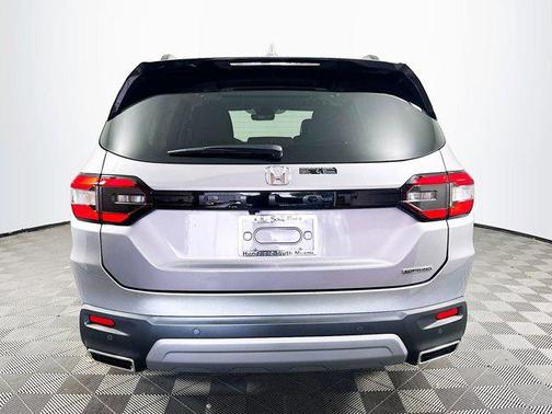 2025 Honda Pilot Touring 8-Passenger