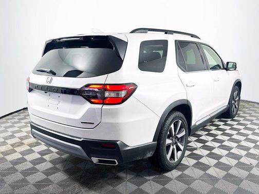 2023 Honda Pilot Touring 8-Passenger