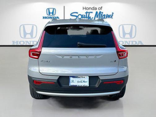 2023 Volvo XC40 B5 Ultimate Bright Theme