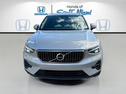 2023 Volvo XC40 B5 Ultimate Bright Theme