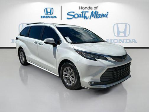 2022 Toyota Sienna XLE