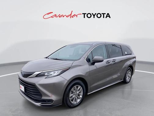 2022 Toyota Sienna LE