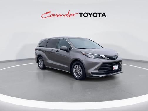 2022 Toyota Sienna LE