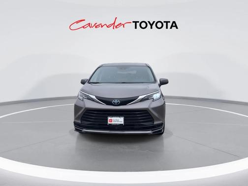 2022 Toyota Sienna LE