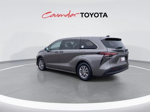 2022 Toyota Sienna LE