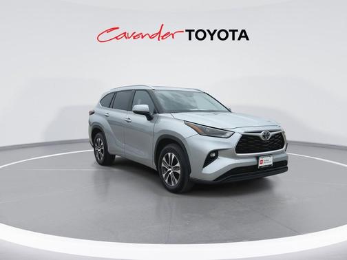 Celestial Silver 2025 Toyota Highlander XLE