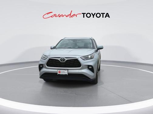 Celestial Silver 2025 Toyota Highlander XLE