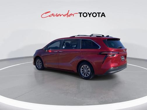 2021 Toyota Sienna XLE 8 Passenger