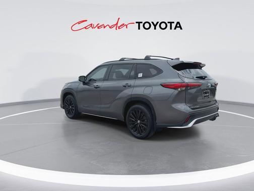 Magnetic Gray Metallic 2023 Toyota Highlander XSE
