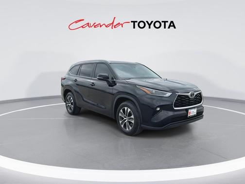 Midnight Black Metallic 2024 Toyota Highlander XLE