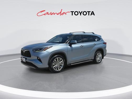 Moon Dust 2023 Toyota Highlander Platinum