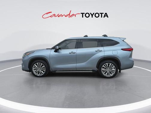 Moon Dust 2023 Toyota Highlander Platinum