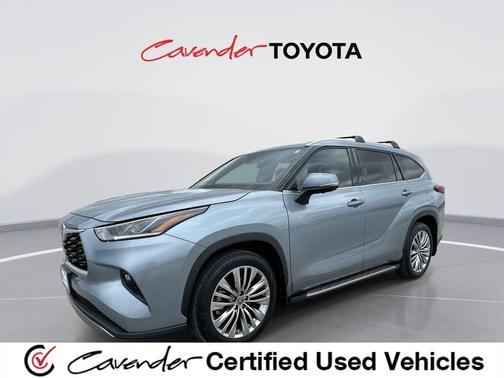 Moon Dust 2023 Toyota Highlander Platinum