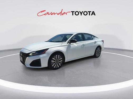 Glacier White 2025 Nissan Altima 2.5 SV