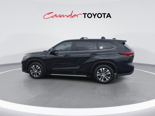 Midnight Black Metallic 2023 Toyota Highlander XLE