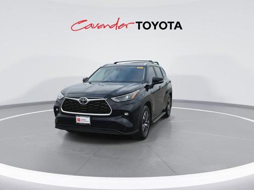 Midnight Black Metallic 2023 Toyota Highlander XLE